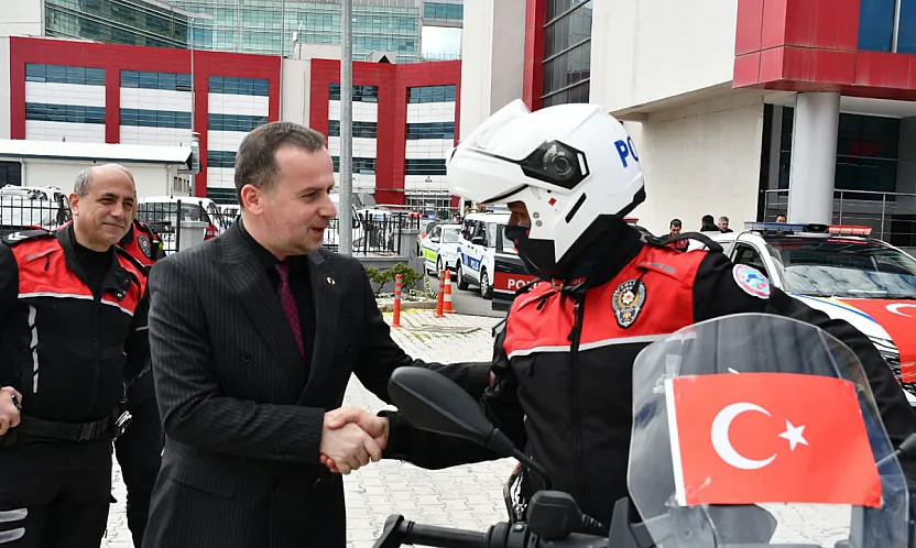 MAGİNDER Başkanı'ndan Polislere Sürpriz Kutlama!