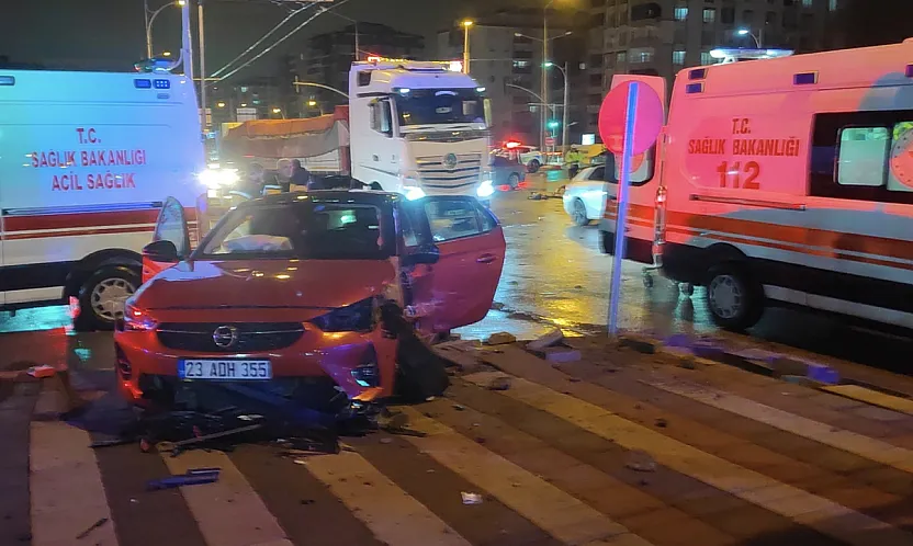 Malatya'a İki Otomobil Çarpıştı: Çöşnük'te Akşam Saatlerinde Kaza