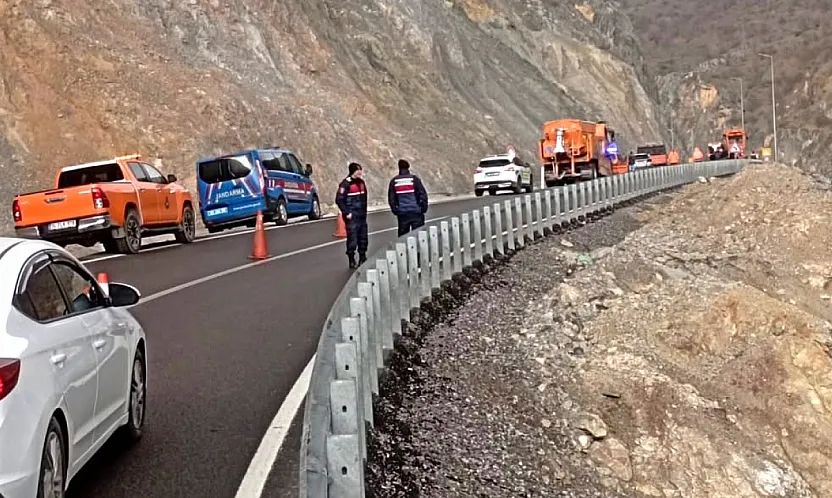 Malatya-Adıyaman Yolunda Korkutan Heyelan! Dev Kayalar Yolu Kapattı!