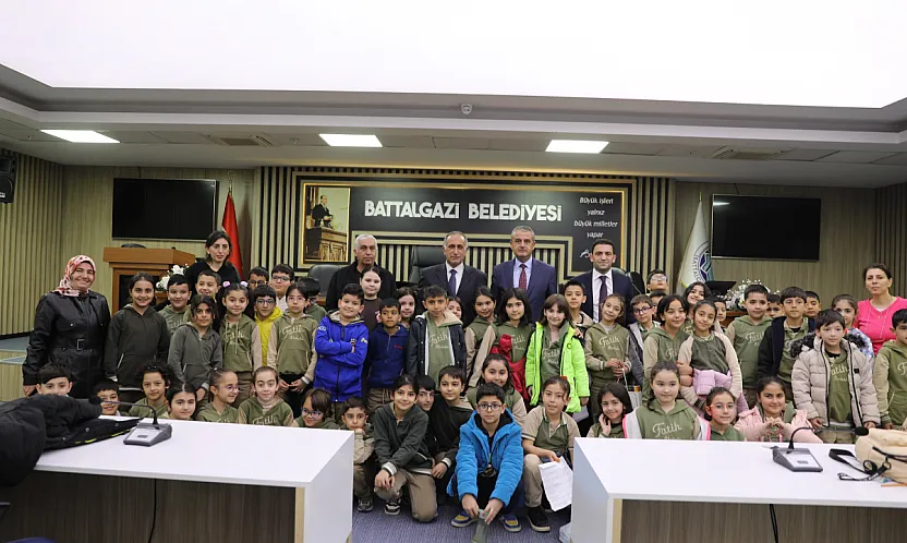 Malatya Battalgazi Belediye Meclisi'nde Özel Konuklar: Fatih İlkokulu Öğrencileri Şehir Yönetimini Öğrendi
