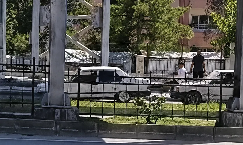 Malatya Çevreyolu'nda Tehlikeli Yöntem! Kaputun Üzerine Çıkıp Aracı İtti