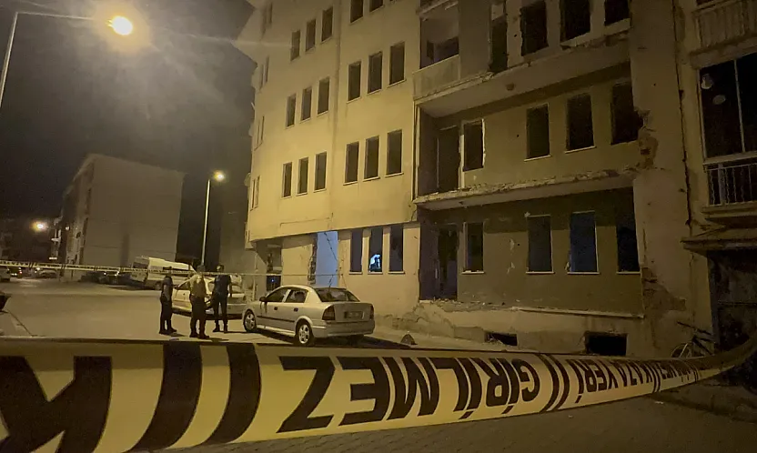 Malatya'da Ağır Hasarlı Binada Acı Olay! Kimliği Belirsiz Kişi Yaşamını Yitirdi