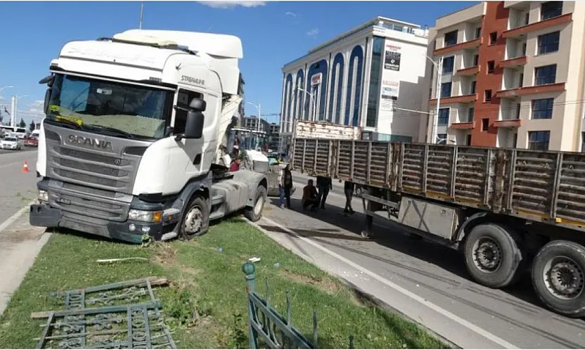 Malatya'da Alt Geçitte Korkutan Kaza! Çekici Refüje Çıktı Yol Kilitlendi