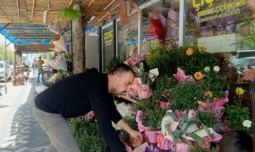 Malatya'da Anneler Günü Mesaisi! Çiçekçilerde Adım Atacak Yer Kalmadı