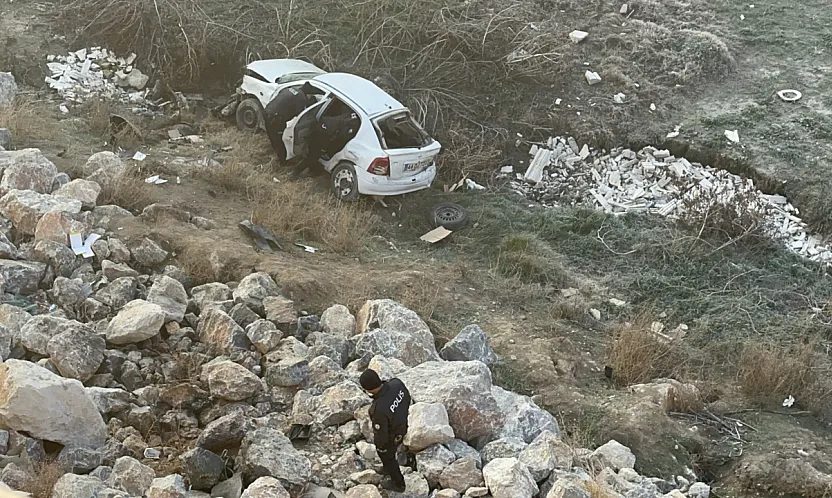 Malatya'da Araç Köprüden Uçtu Hurdaya Döndü
