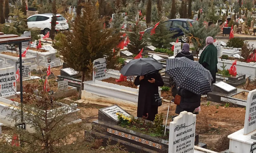 Malatya'da Bayramın İlk Durağı Deprem Şehitliği: Gözyaşları Yağmura Karıştı!