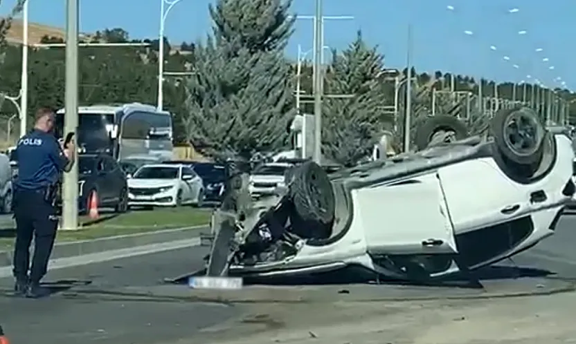 Malatya'da Beton Direğe Çarpan Araç Ters Döndü! Sürücü Yaralandı