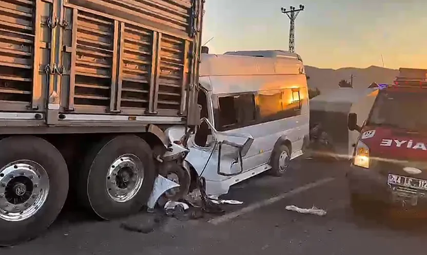Malatya'da Can Pazarı! Tarım İşçilerini Taşıyan Minibüs TIR'a Çarptı