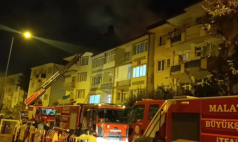 Malatya'da Çatı Yangını Paniği! 4 Katlı Binada Hasar Oluştu