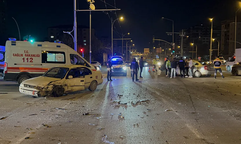 Malatya'da Çöşnük Kavşağı'nda Kırmızı Işık İhlali Can Aldı: 6 Yaralı