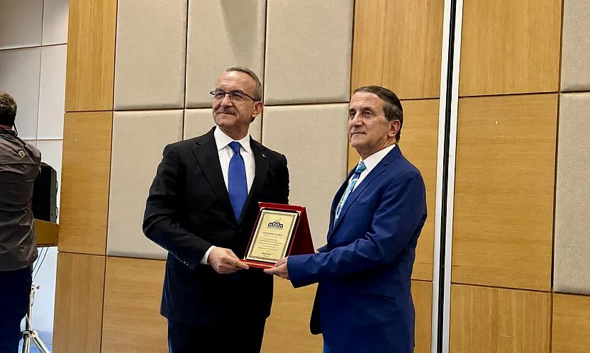 Malatya'da Duygusal Veda! 42 Yıllık İsim Gözyaşlarıyla Uğurlandı