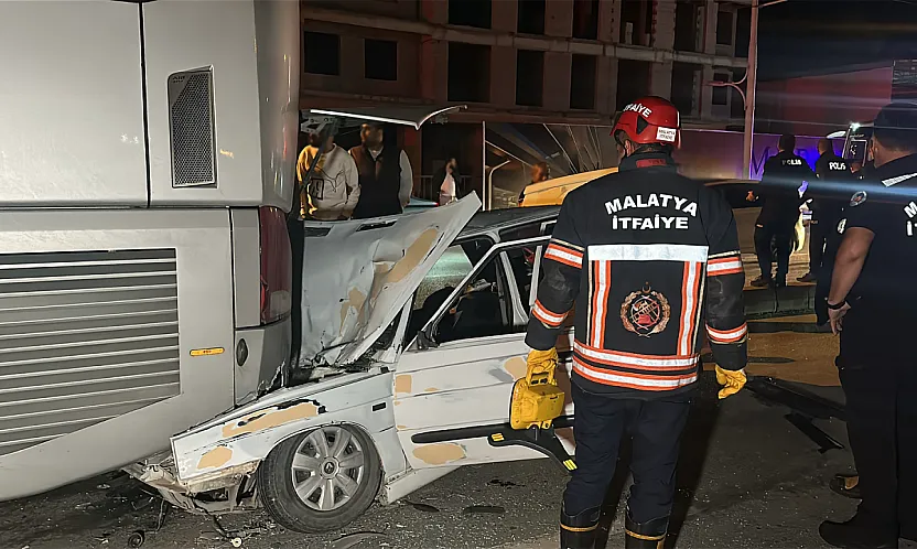 Malatya'da Faciadan Dönüldü! Otomobil Otobüsün Altında Kaldı
