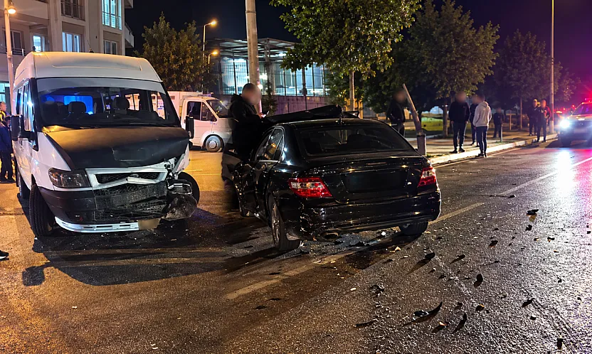 Malatya'da Feci Çarpışma! Minibüs Yan Yattı