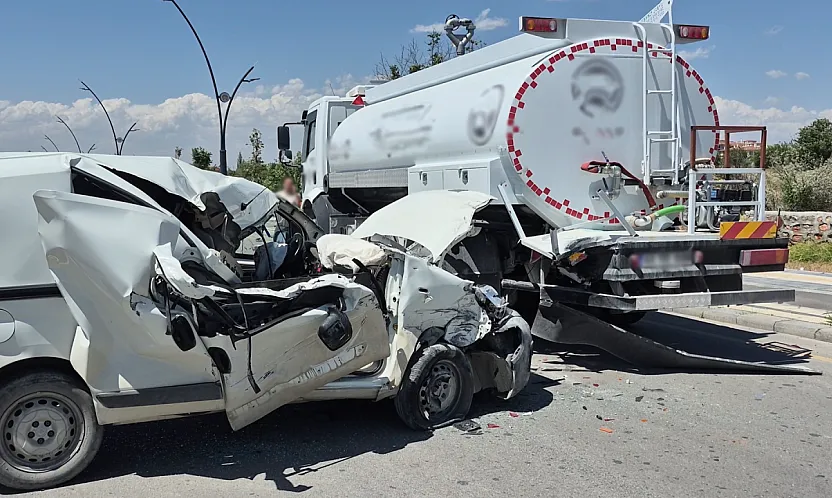 Malatya'da Feci Kaza! Su Tankerine Çarpan Araç Hurdaya Döndü, Sürücü Yoğun Bakıma Alındı