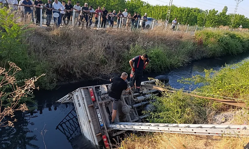 Malatya'da Feci Kaza! Sulama Kanalına Devrilen Kamyonun Sürücüsünden Acı Haber