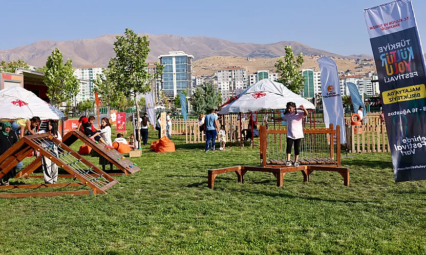 Malatya'da Festivalin 8. Gününde Renkli Görüntüler! Çocuklar Geleneksel Sporları Denedi