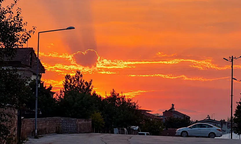 Malatya'da Gökyüzünde Beliren Kalp Şeklindeki Bulut İlgi Çekti!