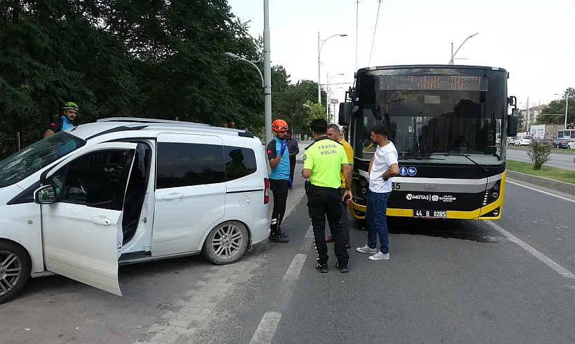 Malatya'da halk otobüsü ile hafif ticari araç çarpıştı
