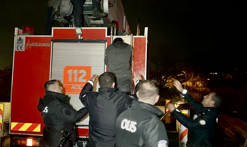 Malatya'da Hırsızların Çatıdaki Tehlikeli Kaçışı: İtfaiye Sepetiyle Emniyete Götürüldüler!