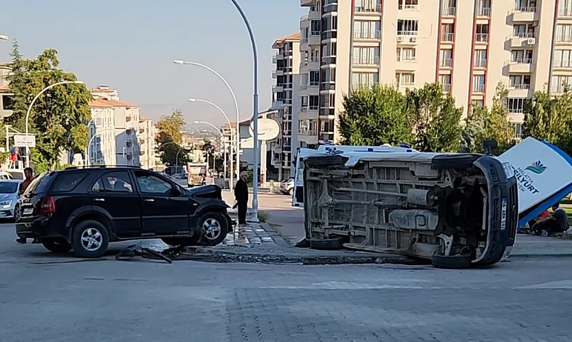 Malatya'da İki Araç Çarpıştı, Minibüs Devrildi! 4 Kişi Yaralandı