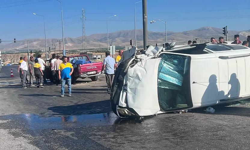 Malatya'da İki Otomobil Çarpıştı! 2 Kişi Yaralandı