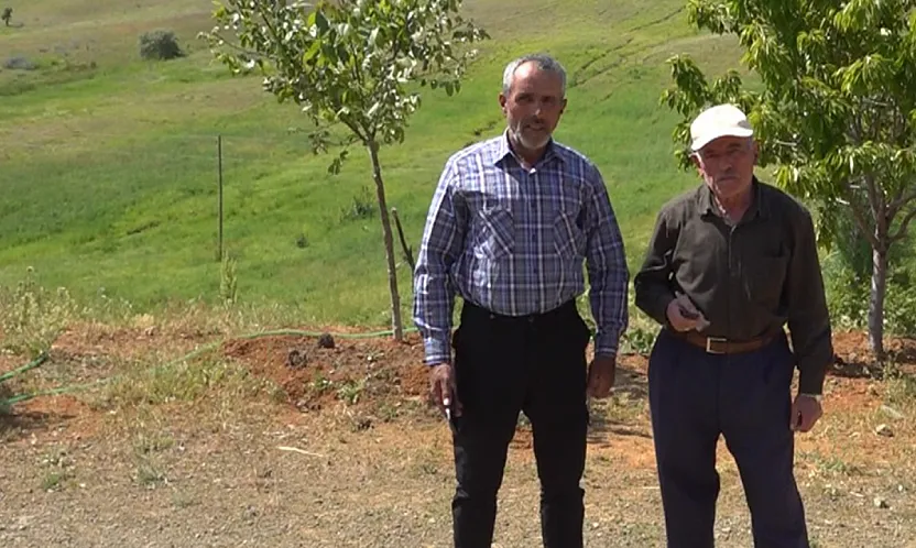 Malatya'da İletişim Sorunu Büyüyor! Şebeke İçin Kilometrelerce Yürüyorlar