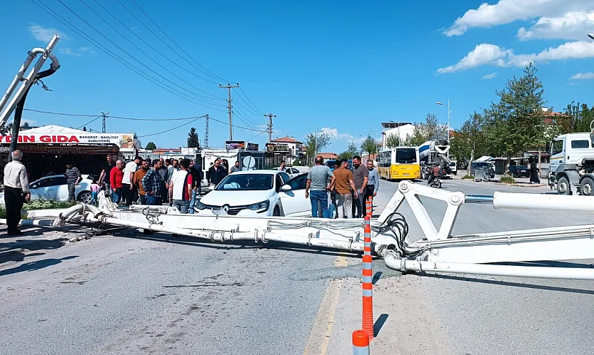 Malatya'da İnşaat Kazası!  50 Metrelik Beton Pompası Caddeye Yıkıldı