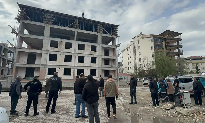 Malatya'da İnşaatta Çatıya Çıkan İşçi Güçlükle İkna Edildi!