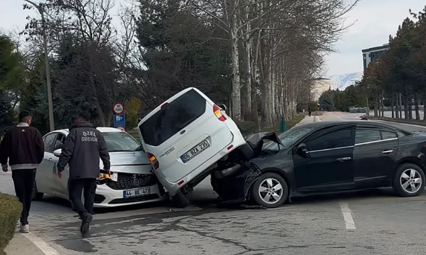 Malatya'da Kampüste 3 Araç Birbirine Girdi, Yaralılar Var!