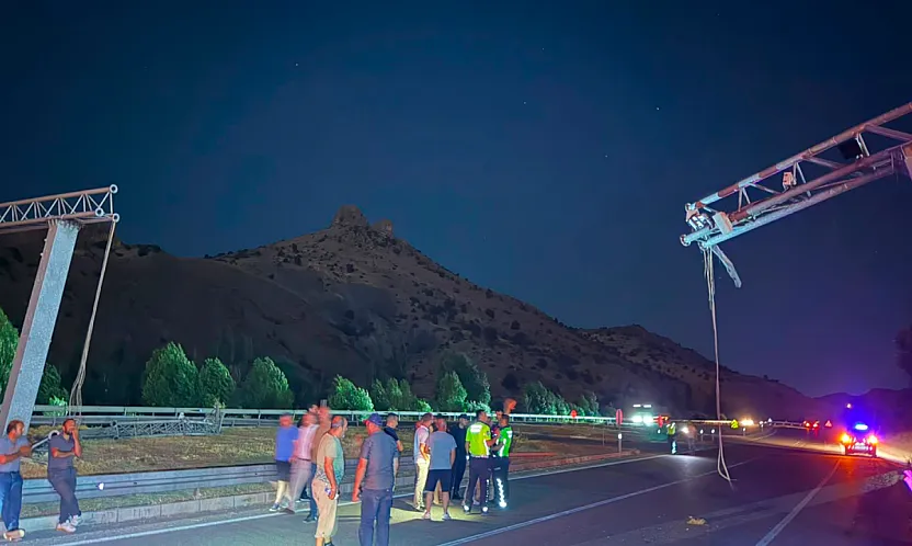 Malatya'da Kamyon MOBESE Direğini Devirdi! Karayolu Trafiğe Kapandı