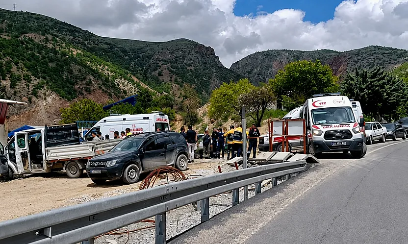 Malatya'da Kamyonet Şantiyeye Daldı! Prefabrik Duvara Çarparak Durabildi