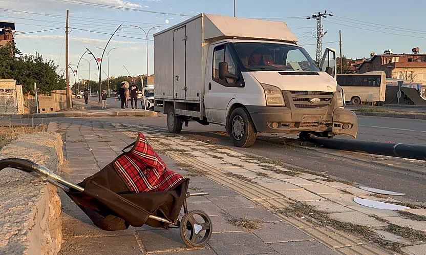 Malatya'da Kamyonet Yayaya Çarptı! Direği Kırıp Kaldırıma Çıktı