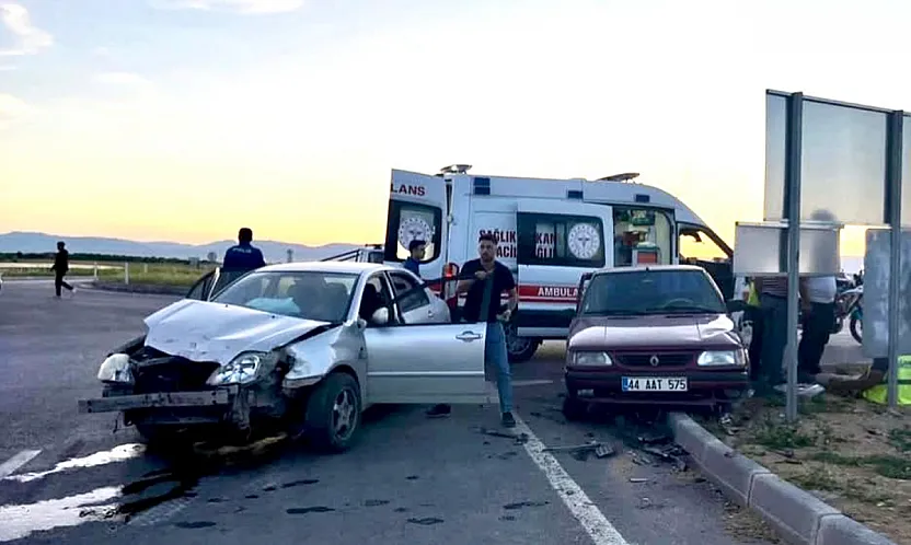 Malatya'da Kavşakta Korkutan Çarpışma! 2 Kişi Hastaneye Kaldırıldı