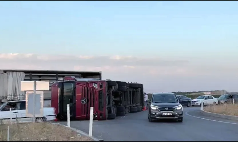 Malatya'da Kayısı Yüklü Tır Devrildi! Yol Kayısılarla Doldu