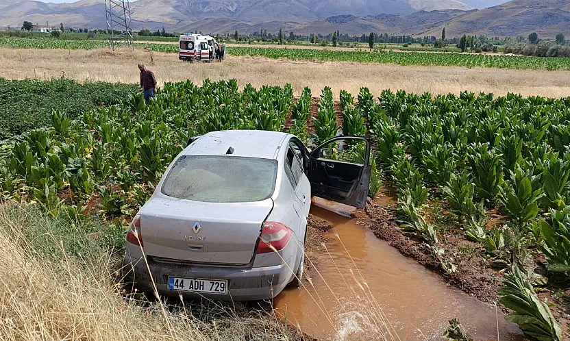 Malatya'da Kontrolden Çıkan Otomobil Tütün Tarlasına Devrildi! 3 Kişi Yaralandı