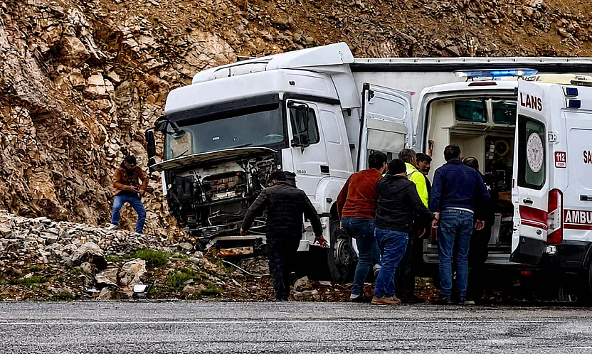 Malatya'da Kontrolden Çıkan Tır Yol Kenarına Savruldu!