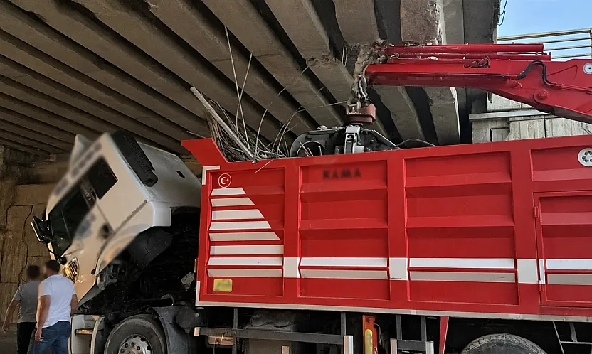 Malatya'da Köprüye Çarpan Kamyon Kazaya Neden Oldu!