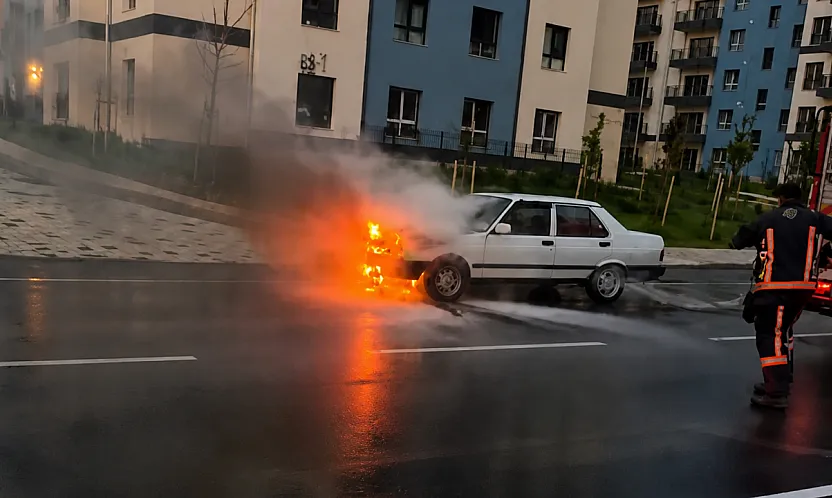 Malatya'da Korkutan Anlar! Seyir Halindeki Araç Alevlere Teslim Oldu