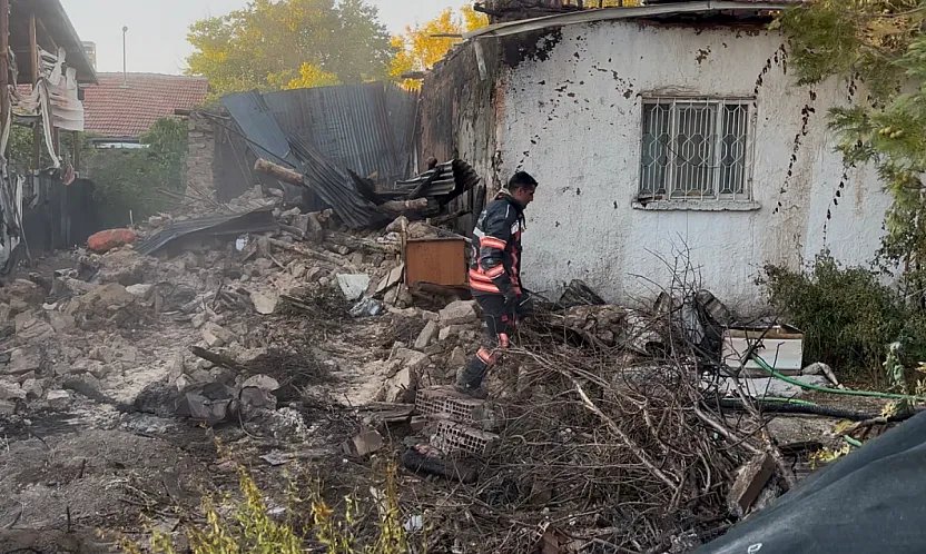 Malatya'da Korkutan Yangın! Ev ve Ekmek Damı Kül Oldu, Müdahaleye Giden İtfaiye Aracı Kaza Yaptı