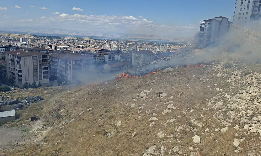 Malatya'da Kuru Ot Yangını Paniği! Mahalle Duman Altında Kaldı