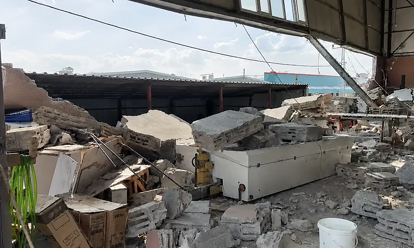 Malatya'da Kuvvetli Rüzgârın Ardından Mobilya İşletmesinde Duvar Yıkıldı!