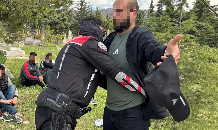 Malatya'da Mezarlık Çevresinde Dikkat Çeken Denetim! 77 Kişi Sorgulandı