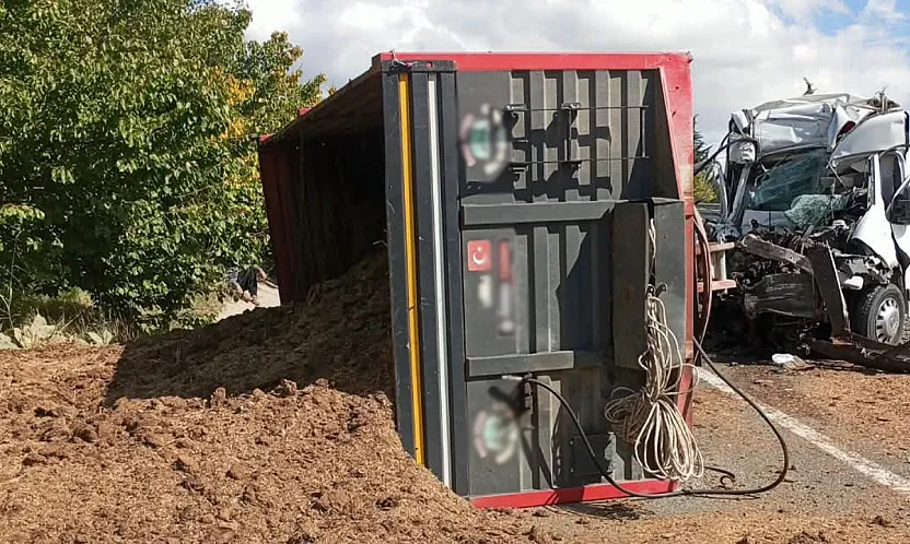 Malatya'da Minibüs Traktöre Çarptı!