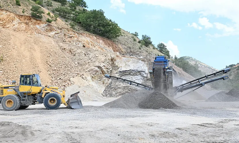 Malatya'da Mobil Konkasör Dönemi! Üç İlçede Yol Malzemesi Sahada Üretiliyor
