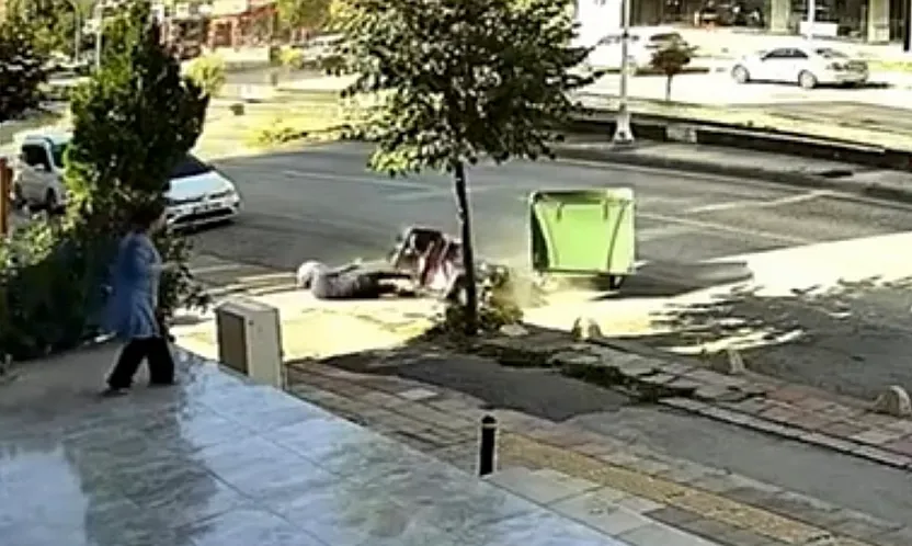 Malatya'da Motosikletliyi Yola Savuran Kaza Kamerada!
