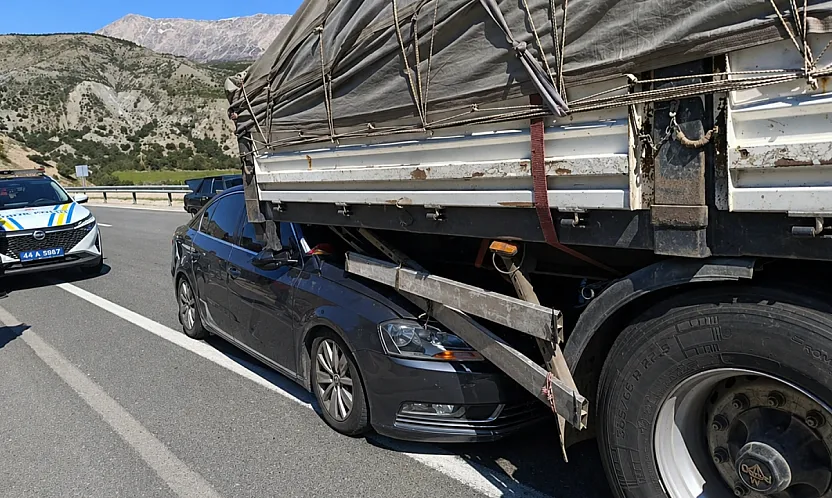 Malatya'da Mucize Kurtuluş! Otomobil TIR'ın Altına Girdi, Sürücü Yara Almadan Çıktı