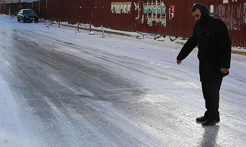 Malatya'da Okul Yolunda Buzlanma Çilesi!