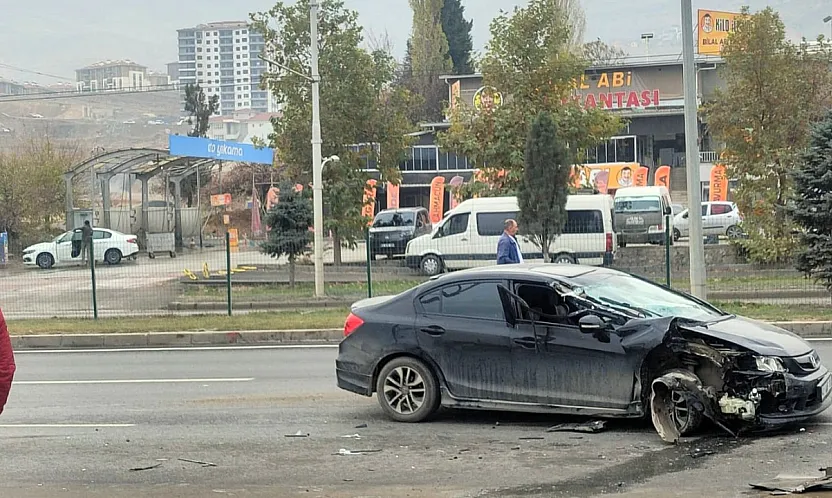 Malatya'da Otomobil Çöp Kamyonuna Çarptı