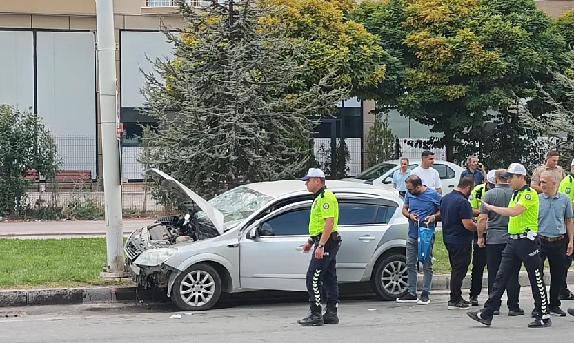 Malatya'da Otomobil Direğe Çarptı! 4 Yaralı