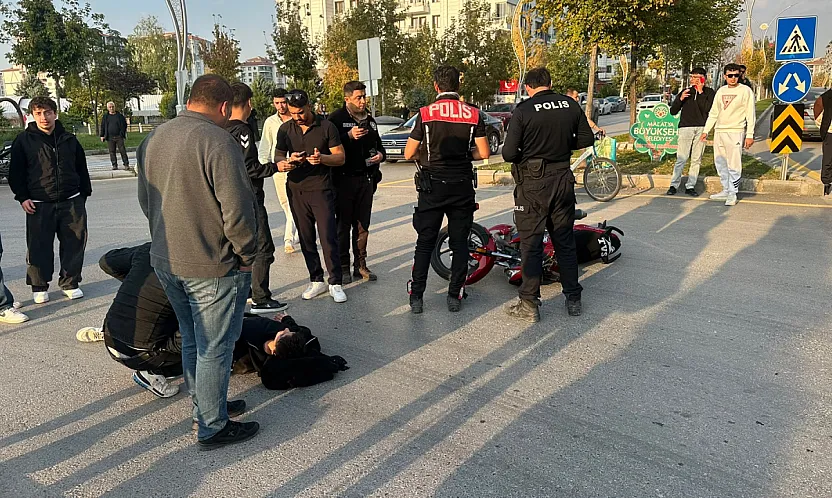 Malatya'da Otomobil İle Motosiklet Çarpıştı! Genç Sürücü Yaralandı